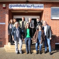 Das begleitende Team der Biosphären- und Naturpark-Schule Neu Darchau steht vor der Schule