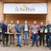 Die Projektbeteiligten präsentieren das neue „Regionale Handlungskonzept Biber“.