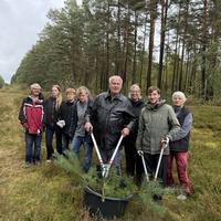 Gruppenbild mit den Teilnehmenden in der Heidefläche